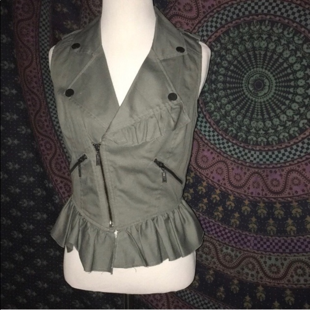 Green Army vest. (Resale)